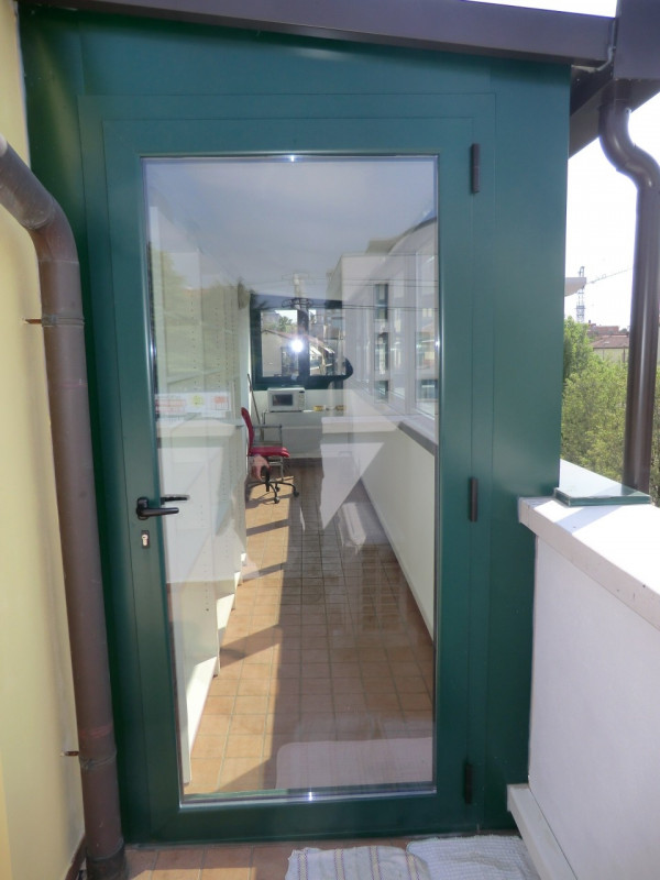 Savonarola, fuori delle mura medioevali, si propone in locazione un miniappartamento non arredato...