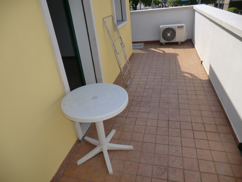 Savonarola, fuori delle mura medioevali, si propone in locazione un miniappartamento non arredato...