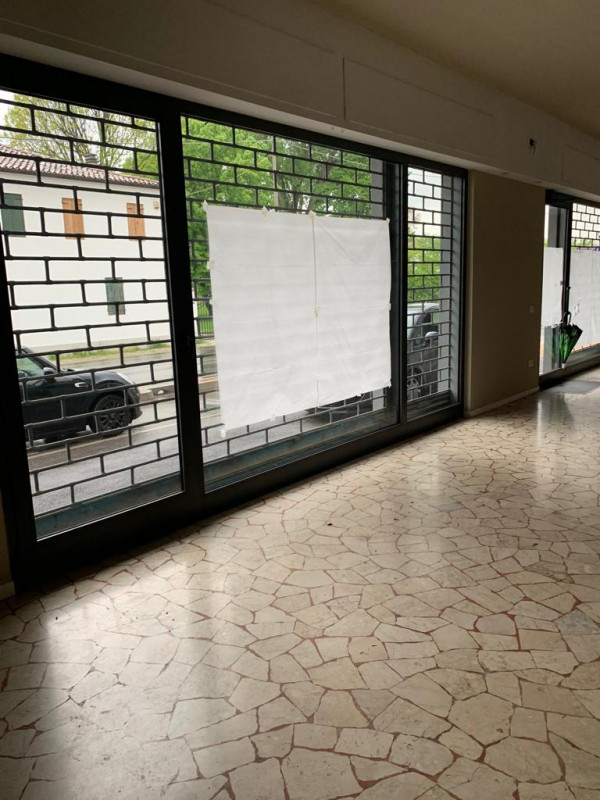 San Giorgio Delle Pertiche, Arsego  collocato in strada di passaggio, vicinissimo al centro del q...