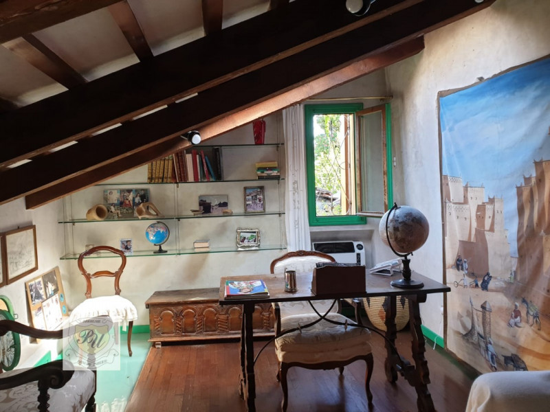 In zona molto tranquilla di Este, proponiamo in locazione ufficio di circa 60 mq. arredato con mo...