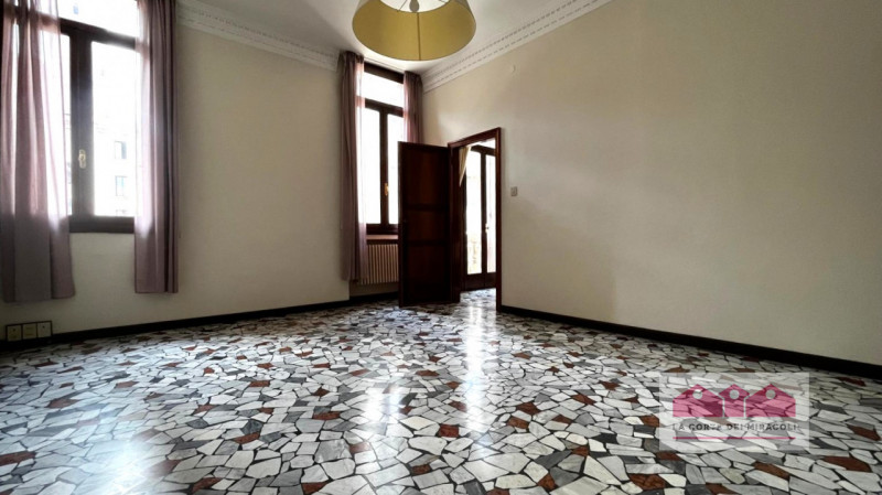 CENTRO STORICO: SPLENDIDO APPARTAMENTO CON DUE CAMERE DA LETTO SITUATO IN UNA DELLE PIAZZE PIÙ BE...