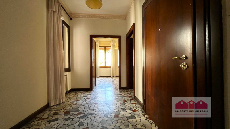 CENTRO STORICO: SPLENDIDO APPARTAMENTO CON DUE CAMERE DA LETTO SITUATO IN UNA DELLE PIAZZE PIÙ BE...