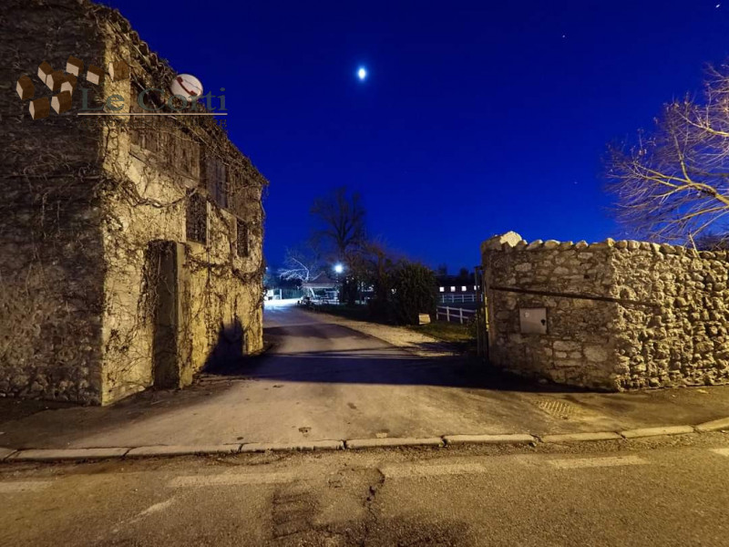 In una bellissima zona panoramica e soleggiata, posto ai piedi della collina proponiamo ampio app...