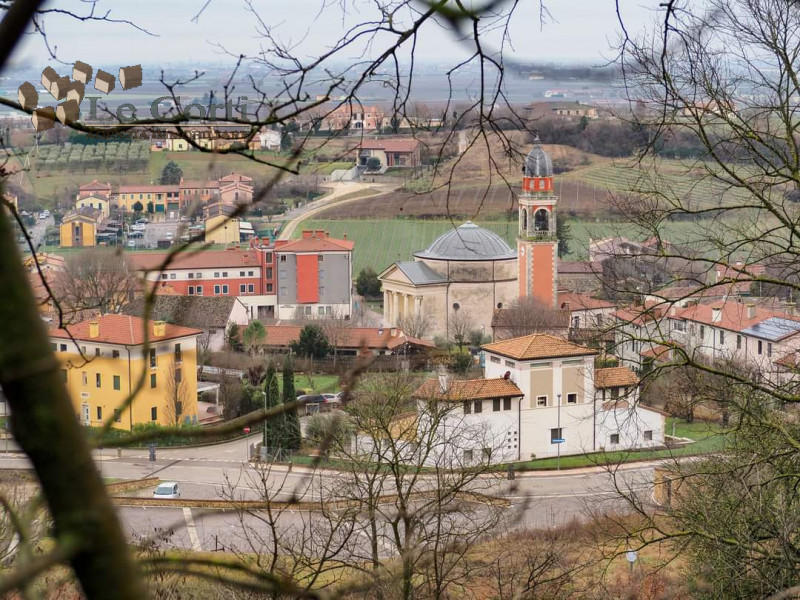 In una bellissima zona panoramica e soleggiata, posto ai piedi della collina proponiamo ampio app...
