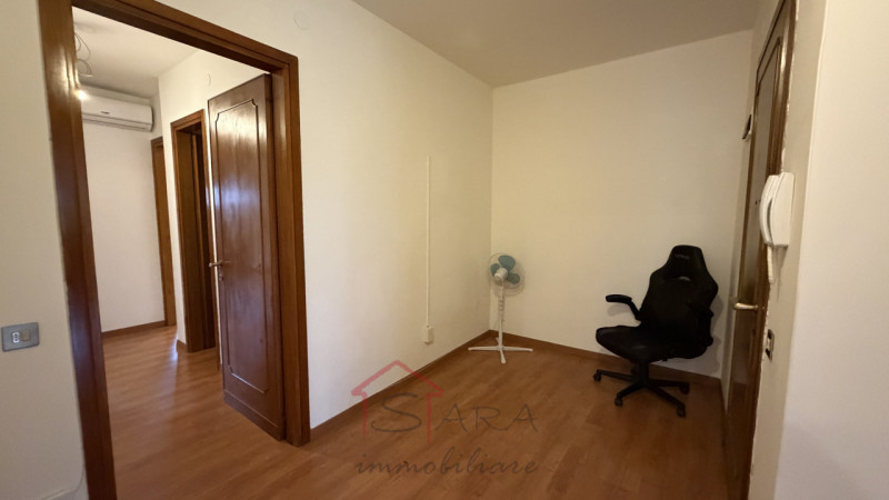 Sara Immobiliare propone in locazione un ampio e luminoso appartamento di circa 110 mq calpestabi...