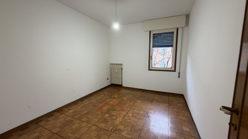 Sara Immobiliare propone in locazione un ampio e luminoso appartamento di circa 110 mq calpestabi...