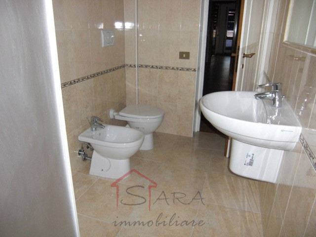 Sara Immobiliare propone in locazione un ampio e luminoso appartamento di circa 110 mq calpestabi...