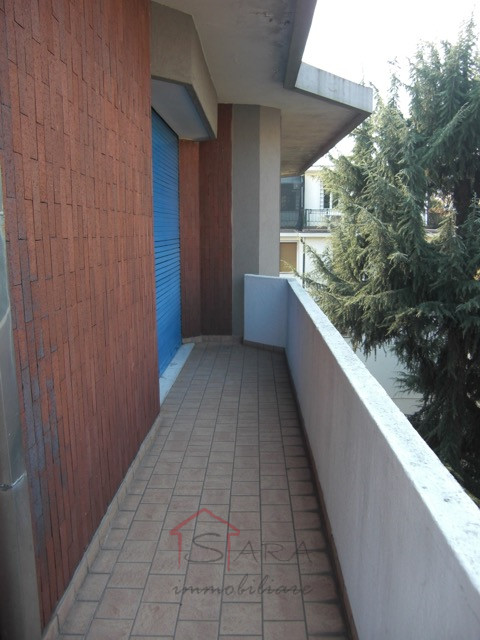 Sara Immobiliare propone in locazione un ampio e luminoso appartamento di circa 110 mq calpestabi...