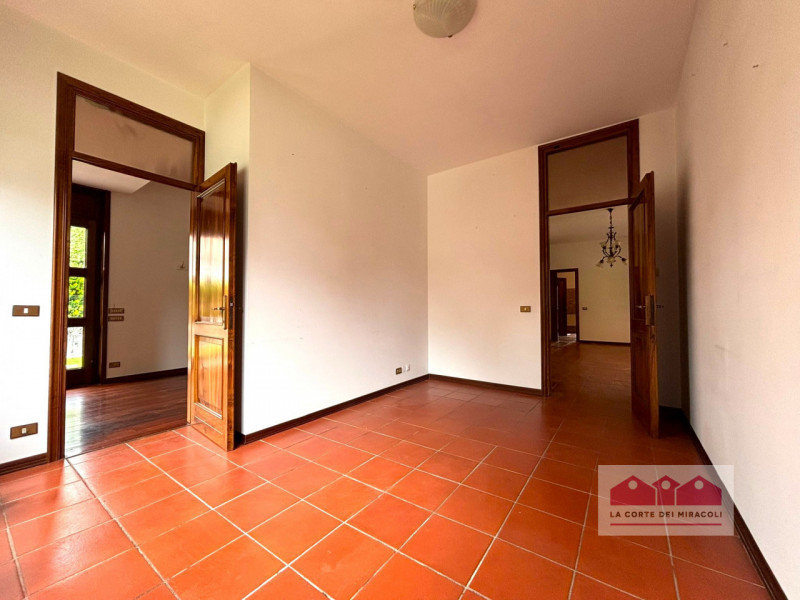 VICENZA: IN POSIZIONE MOLTO SILENZIOSA ED IMMERSA NEL VERDE, GRANDE CASA SINGOLA COSTRUITA NEGLI ...