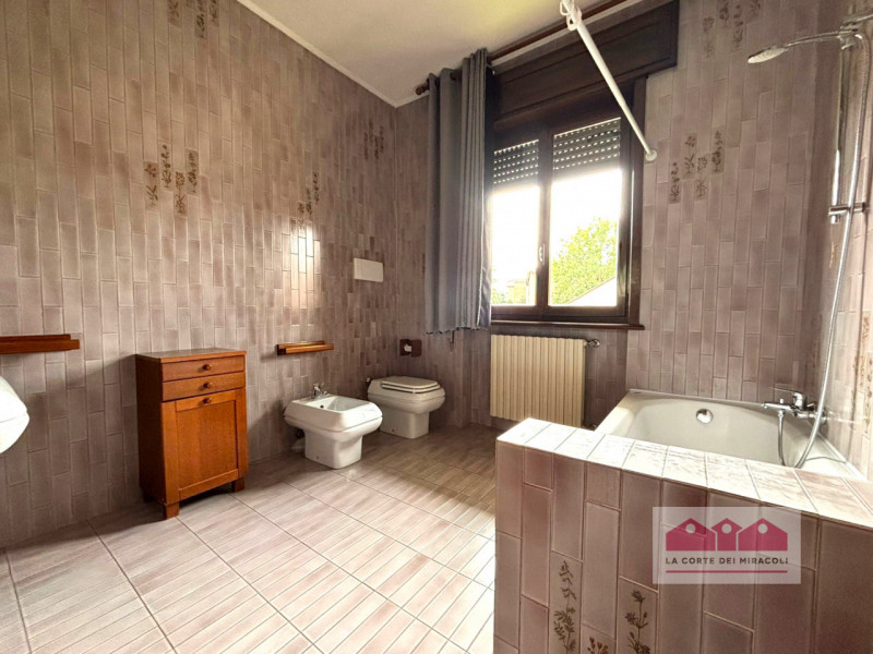 VICENZA: IN POSIZIONE MOLTO SILENZIOSA ED IMMERSA NEL VERDE, GRANDE CASA SINGOLA COSTRUITA NEGLI ...