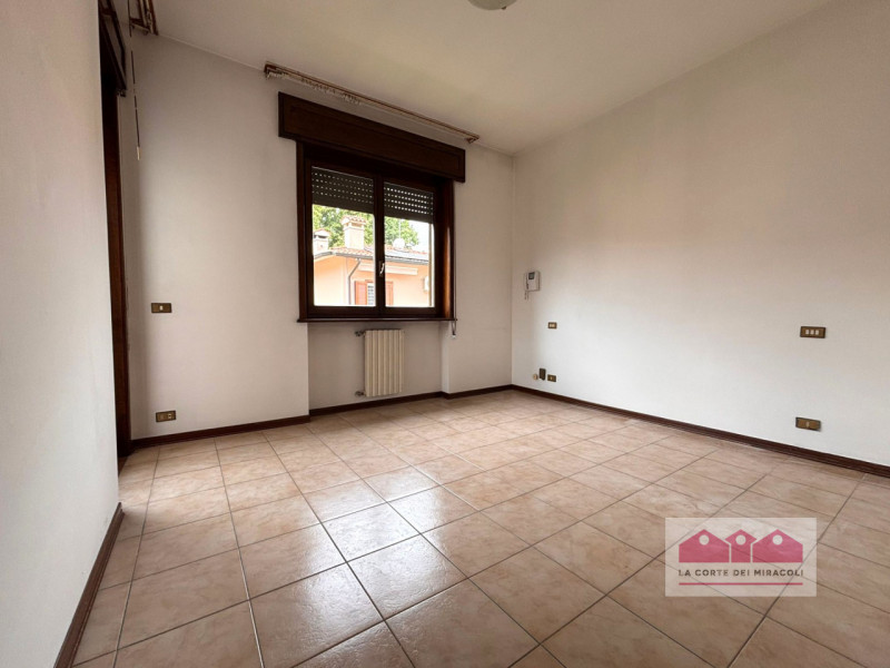 VICENZA: IN POSIZIONE MOLTO SILENZIOSA ED IMMERSA NEL VERDE, GRANDE CASA SINGOLA COSTRUITA NEGLI ...