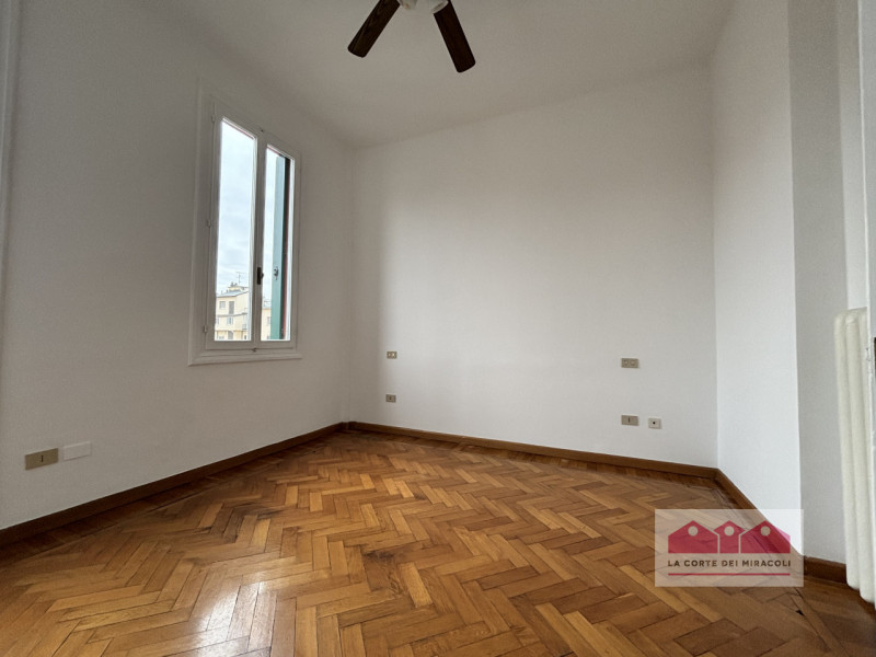CONTRATTO CON OBBLIGO DI RESIDENZA - CENTRO STORICO: BICAMERE+STUDIO, RISTRUTTURATO, 120 MQ., PIA...
