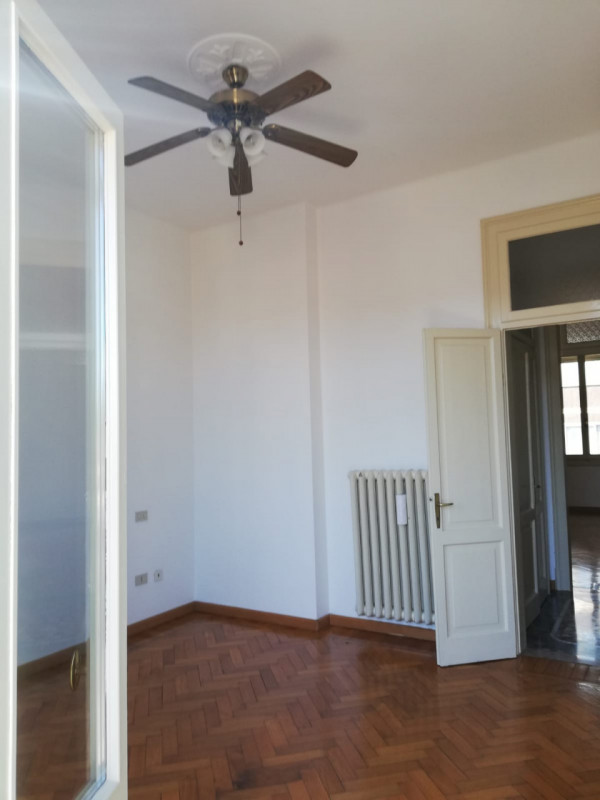 CONTRATTO CON OBBLIGO DI RESIDENZA - CENTRO STORICO: BICAMERE+STUDIO, RISTRUTTURATO, 120 MQ., PIA...