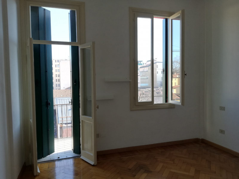 CONTRATTO CON OBBLIGO DI RESIDENZA - CENTRO STORICO: BICAMERE+STUDIO, RISTRUTTURATO, 120 MQ., PIA...