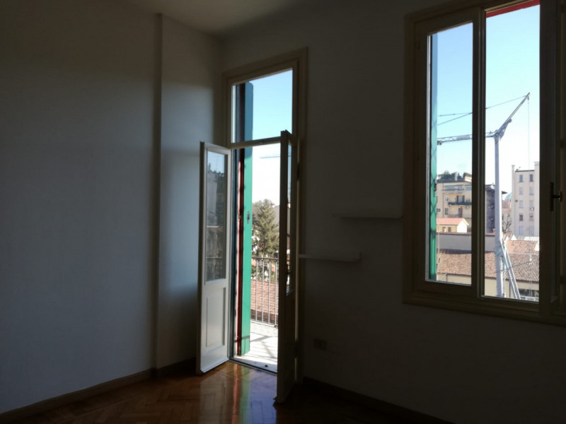 CONTRATTO CON OBBLIGO DI RESIDENZA - CENTRO STORICO: BICAMERE+STUDIO, RISTRUTTURATO, 120 MQ., PIA...