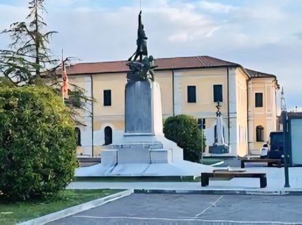 (Per INFO 3316190143) A Castelminio di Resana, in zona centrale e di passaggio, cedesi attività d...