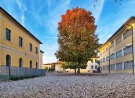 (Per INFO 3316190143) A Castelminio di Resana, in zona centrale e di passaggio, cedesi attività d...