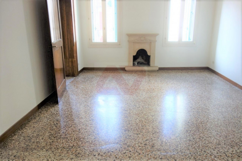 PRESTIGIOSA ABITAZIONE IN PALAZZO DEL '600 NEL CUORE DELLA CITTA'. EURO 465.000. CODICE 3890. PER...