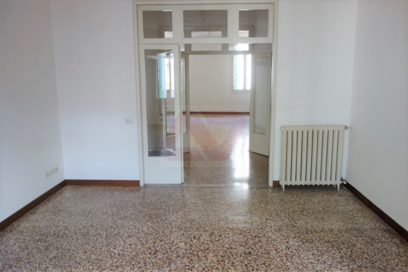 PRESTIGIOSA ABITAZIONE IN PALAZZO DEL '600 NEL CUORE DELLA CITTA'. EURO 465.000. CODICE 3890. PER...