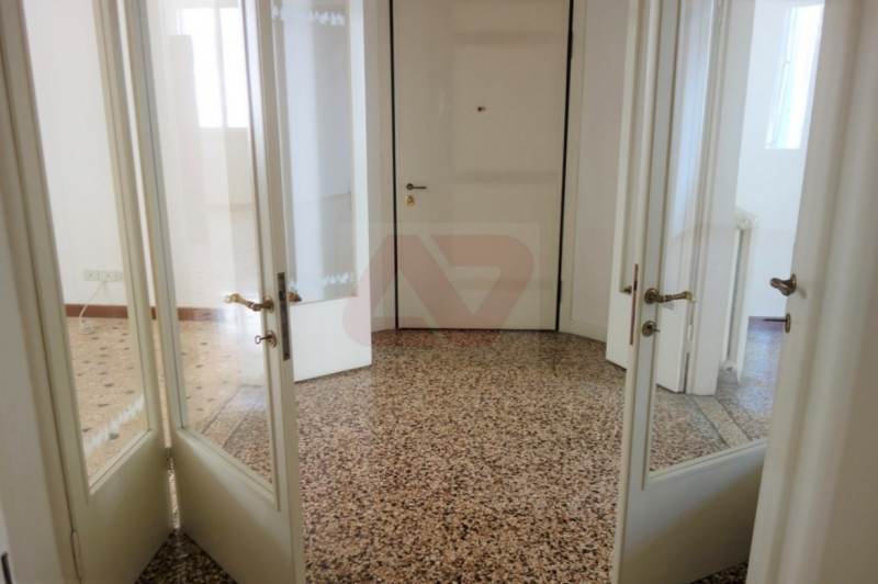 PRESTIGIOSA ABITAZIONE IN PALAZZO DEL '600 NEL CUORE DELLA CITTA'. EURO 465.000. CODICE 3890. PER...