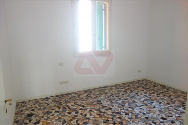 PRESTIGIOSA ABITAZIONE IN PALAZZO DEL '600 NEL CUORE DELLA CITTA'. EURO 465.000. CODICE 3890. PER...