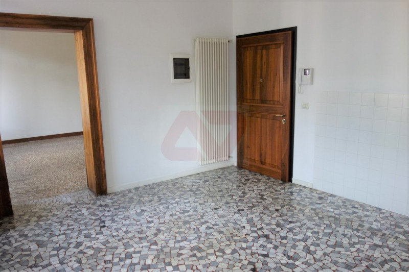 PRESTIGIOSA ABITAZIONE IN PALAZZO DEL '600 NEL CUORE DELLA CITTA'. EURO 465.000. CODICE 3890. PER...