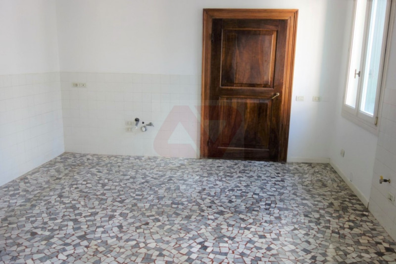 PRESTIGIOSA ABITAZIONE IN PALAZZO DEL '600 NEL CUORE DELLA CITTA'. EURO 465.000. CODICE 3890. PER...