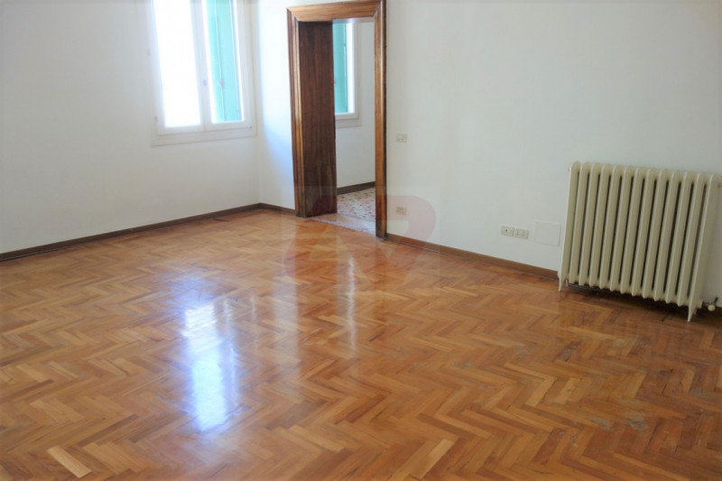 PRESTIGIOSA ABITAZIONE IN PALAZZO DEL '600 NEL CUORE DELLA CITTA'. EURO 465.000. CODICE 3890. PER...