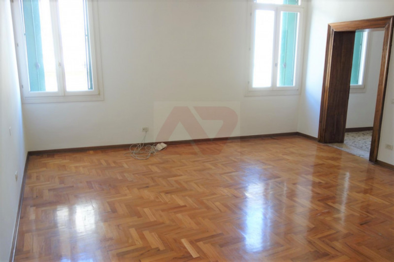 PRESTIGIOSA ABITAZIONE IN PALAZZO DEL '600 NEL CUORE DELLA CITTA'. EURO 465.000. CODICE 3890. PER...