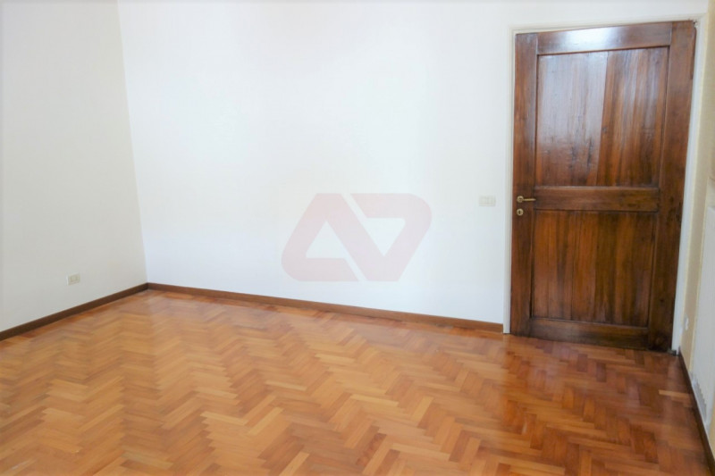 PRESTIGIOSA ABITAZIONE IN PALAZZO DEL '600 NEL CUORE DELLA CITTA'. EURO 465.000. CODICE 3890. PER...