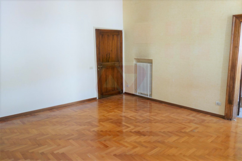 PRESTIGIOSA ABITAZIONE IN PALAZZO DEL '600 NEL CUORE DELLA CITTA'. EURO 465.000. CODICE 3890. PER...