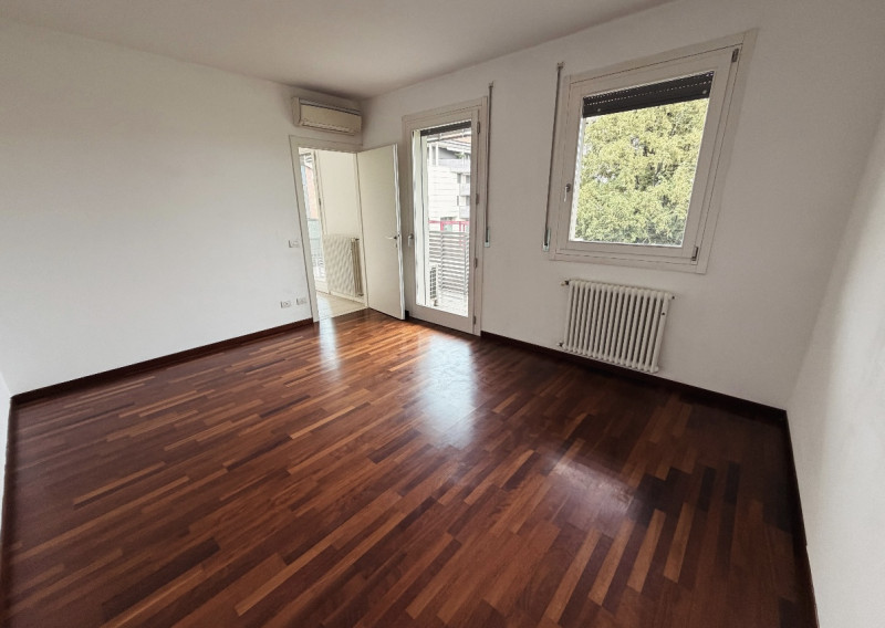 CONSELVE: Inserito in un vivace contesto residenziale in zona centrale e comoda a tutti i servizi...
