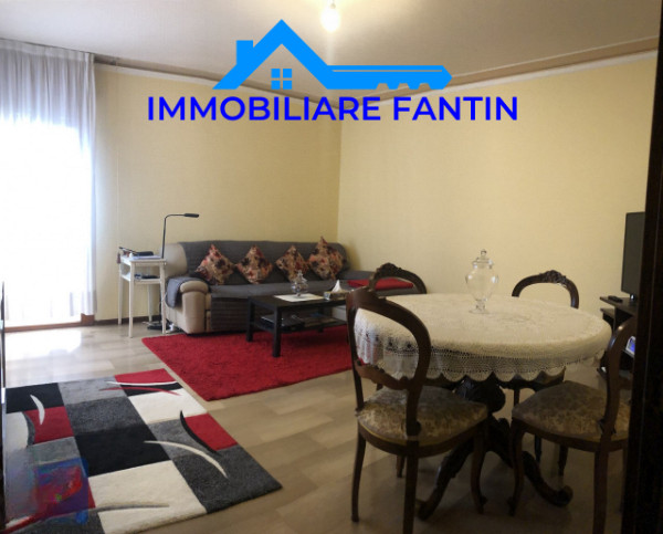 Treviso, fuori mura nord. codice RA1. Questo appartamento tricamere è situato in un quartiere res...