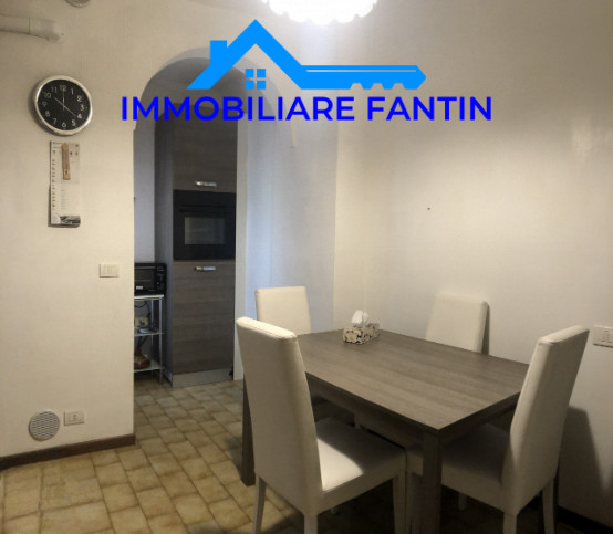 Treviso, fuori mura nord. codice RA1. Questo appartamento tricamere è situato in un quartiere res...