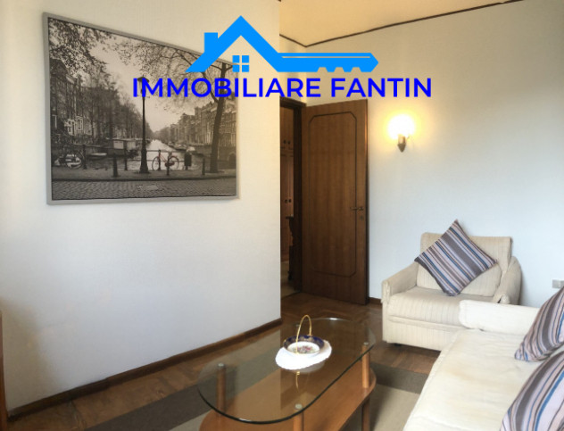 Treviso, fuori mura nord. codice RA1. Questo appartamento tricamere è situato in un quartiere res...