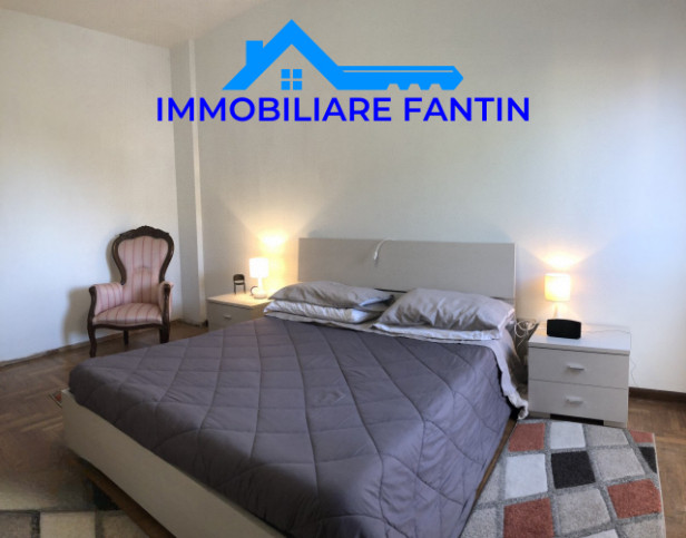 Treviso, fuori mura nord. codice RA1. Questo appartamento tricamere è situato in un quartiere res...