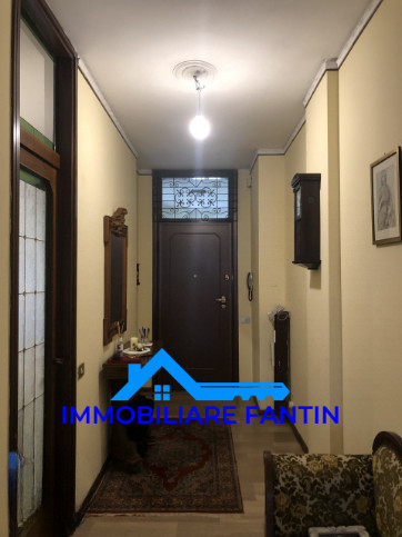 Treviso, fuori mura nord. codice RA1. Questo appartamento tricamere è situato in un quartiere res...