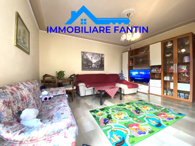 Treviso, fuori mura nord. codice RA1. Questo appartamento tricamere è situato in un quartiere res...