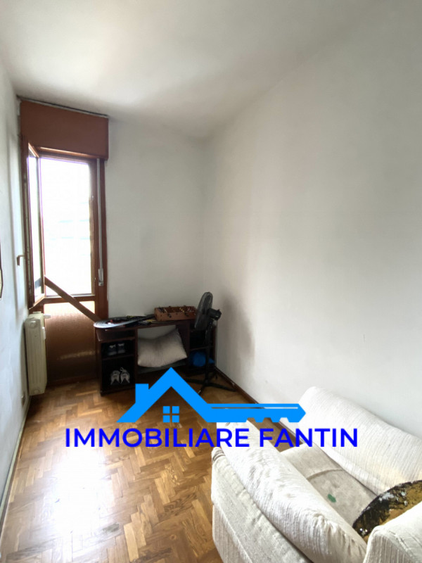 Treviso, fuori mura nord. codice RA1. Questo appartamento tricamere è situato in un quartiere res...