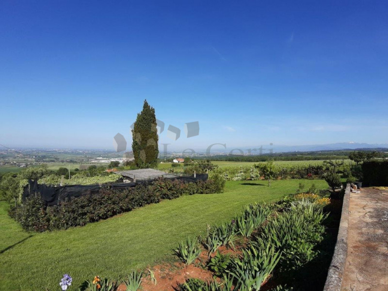 Meraviglioso rustico casale, posto in una posizione dominante e soleggiata nei Colli Berici. Ques...