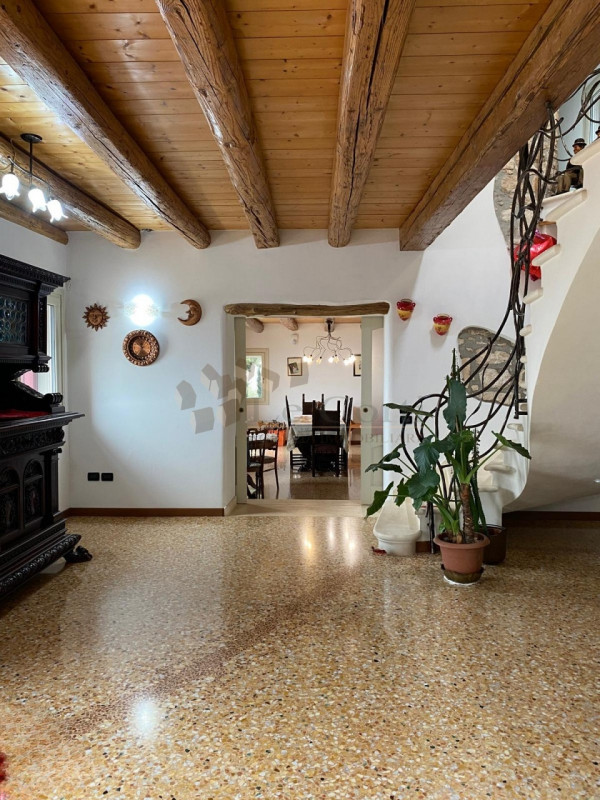 Meraviglioso rustico casale, posto in una posizione dominante e soleggiata nei Colli Berici. Ques...