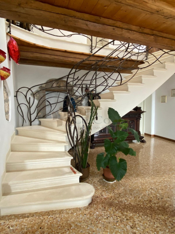 Meraviglioso rustico casale, posto in una posizione dominante e soleggiata nei Colli Berici. Ques...