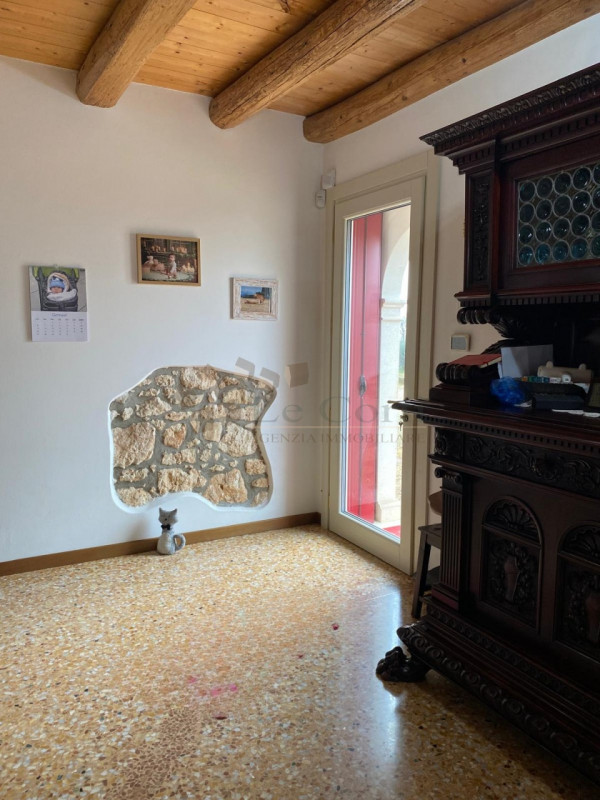 Meraviglioso rustico casale, posto in una posizione dominante e soleggiata nei Colli Berici. Ques...