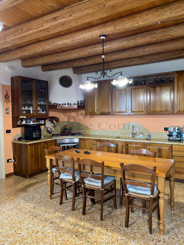 Meraviglioso rustico casale, posto in una posizione dominante e soleggiata nei Colli Berici. Ques...