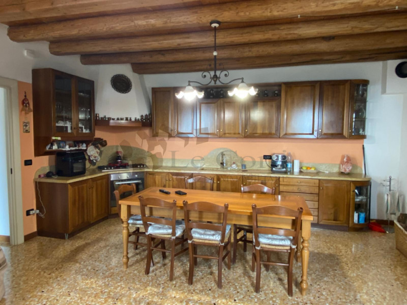 Meraviglioso rustico casale, posto in una posizione dominante e soleggiata nei Colli Berici. Ques...