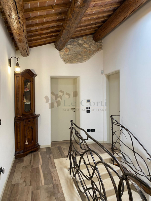 Meraviglioso rustico casale, posto in una posizione dominante e soleggiata nei Colli Berici. Ques...