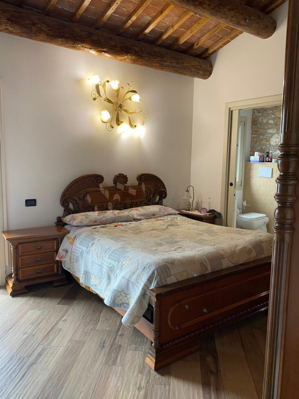 Meraviglioso rustico casale, posto in una posizione dominante e soleggiata nei Colli Berici. Ques...