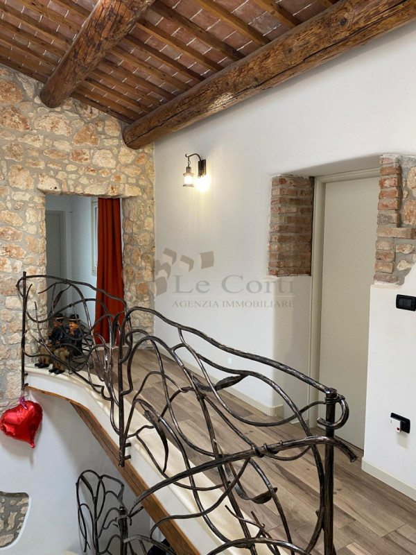 Meraviglioso rustico casale, posto in una posizione dominante e soleggiata nei Colli Berici. Ques...