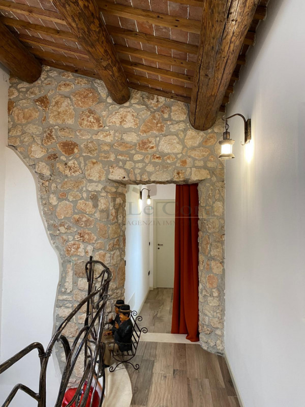 Meraviglioso rustico casale, posto in una posizione dominante e soleggiata nei Colli Berici. Ques...