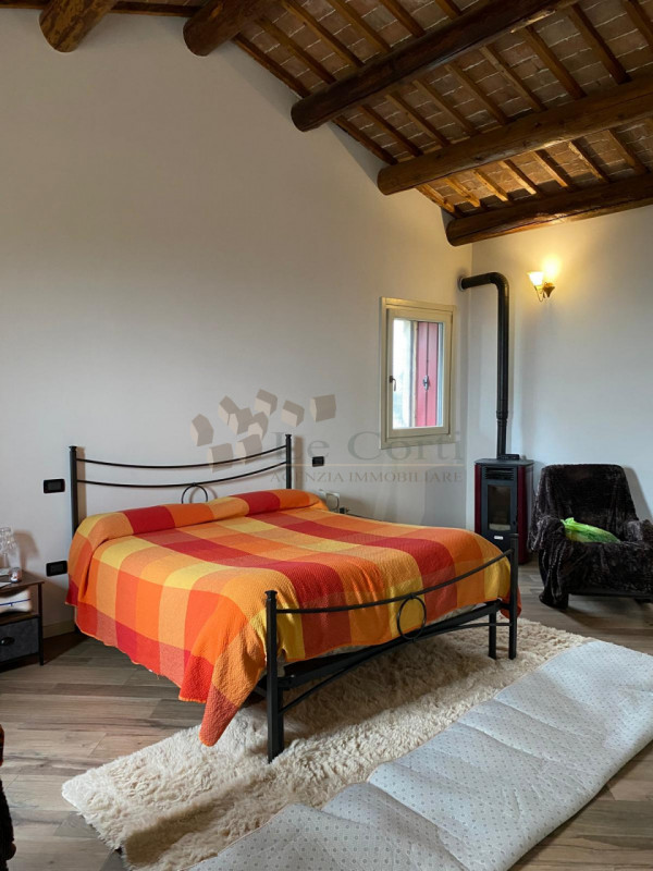 Meraviglioso rustico casale, posto in una posizione dominante e soleggiata nei Colli Berici. Ques...